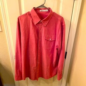 Well tailored casual button down in red chambray